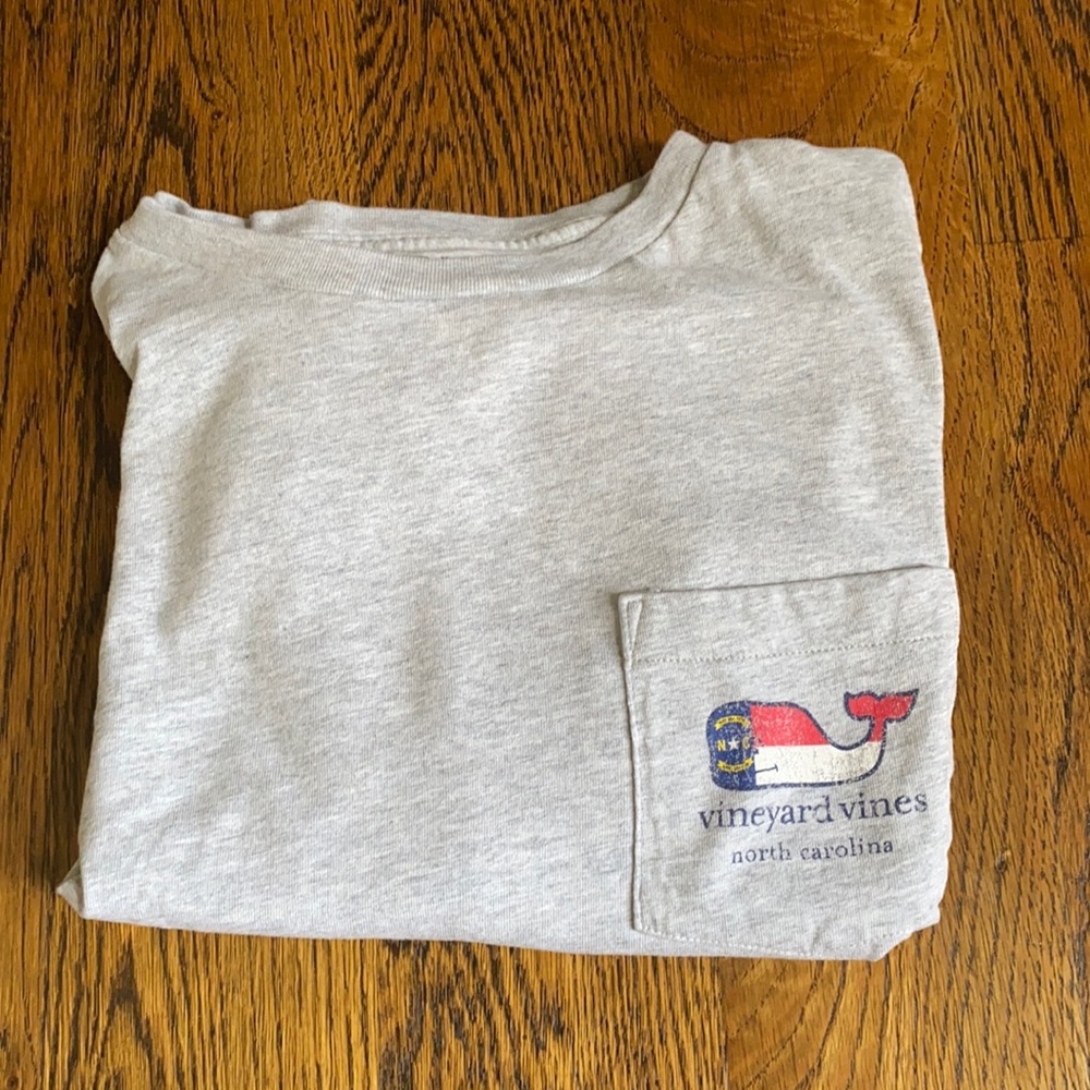 Adult XS vineyard vines tshirt